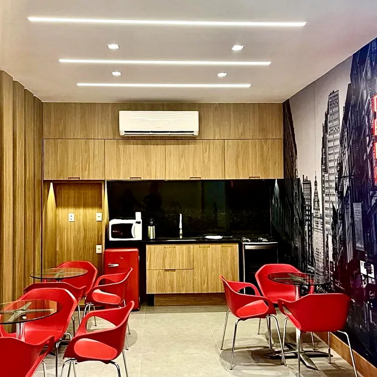 Copa comercial com forro e painéis em drywall e iluminação embutida